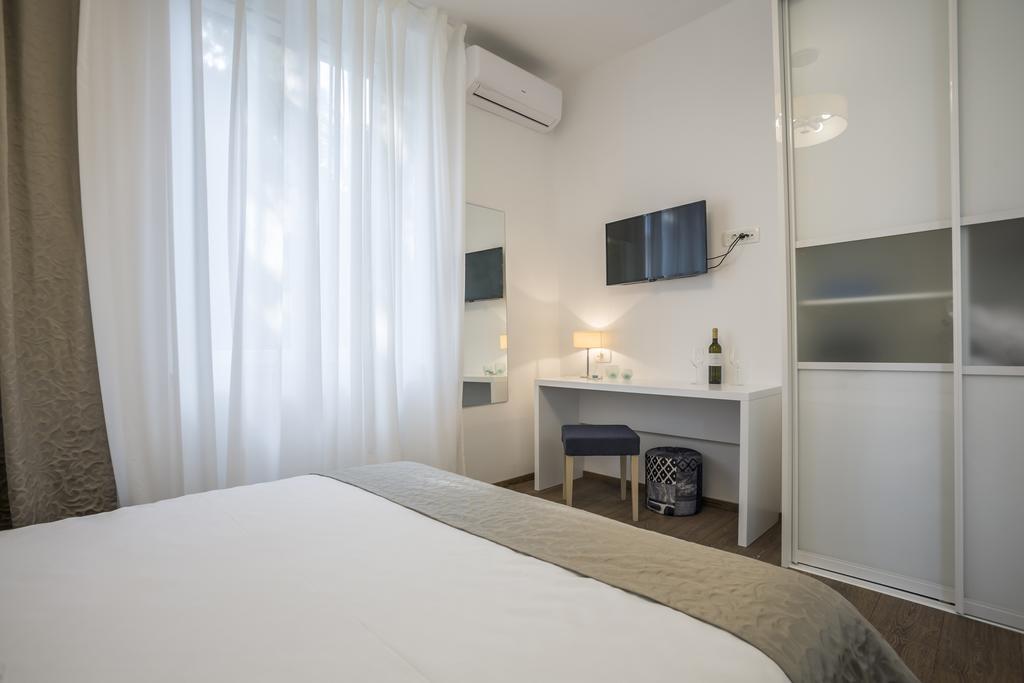 Pensión Luxury Marino 4*